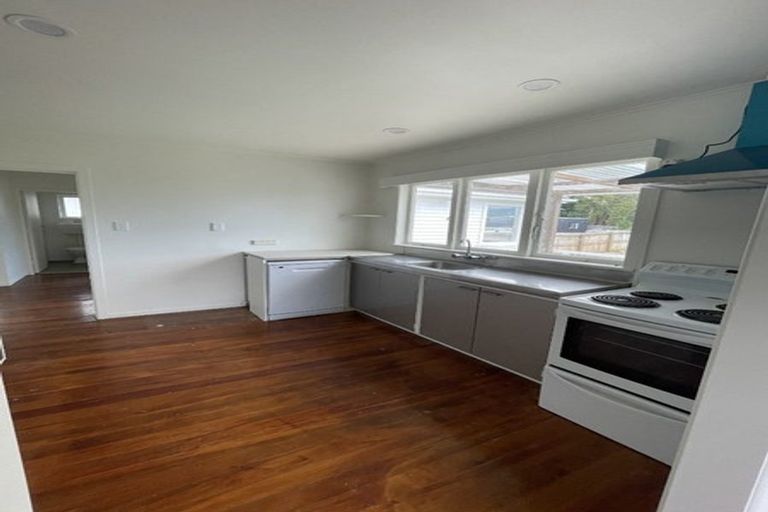 Photo of property in 16 Covil Avenue, Te Atatu South, Auckland, 0610