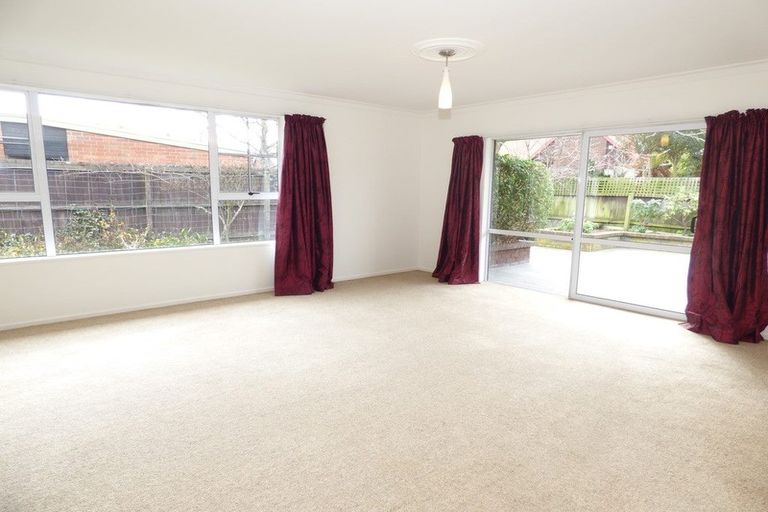 Photo of property in 16 Cricklewood Place, Avonhead, Christchurch, 8042