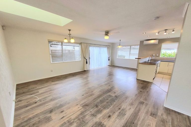 Photo of property in 3a Leiden Place, Totara Vale, Auckland, 0629