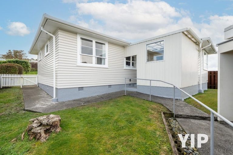 Photo of property in 62 Ruskin Road, Newlands, Wellington, 6037