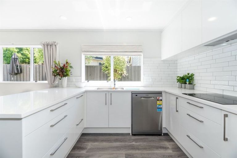 Photo of property in 1/12 Cobblestone Lane, Hillcrest, Auckland, 0627