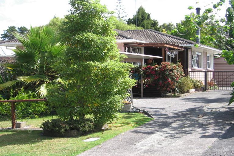 Photo of property in 8 Firle Place, Green Bay, Auckland, 0604