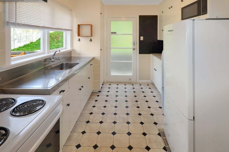 Photo of property in 16 Redwood Avenue, Tawa, Wellington, 5028