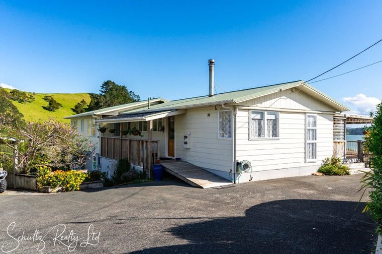 Photo of property in 10 Oxford Street, Whakapirau, Maungaturoto, 0583