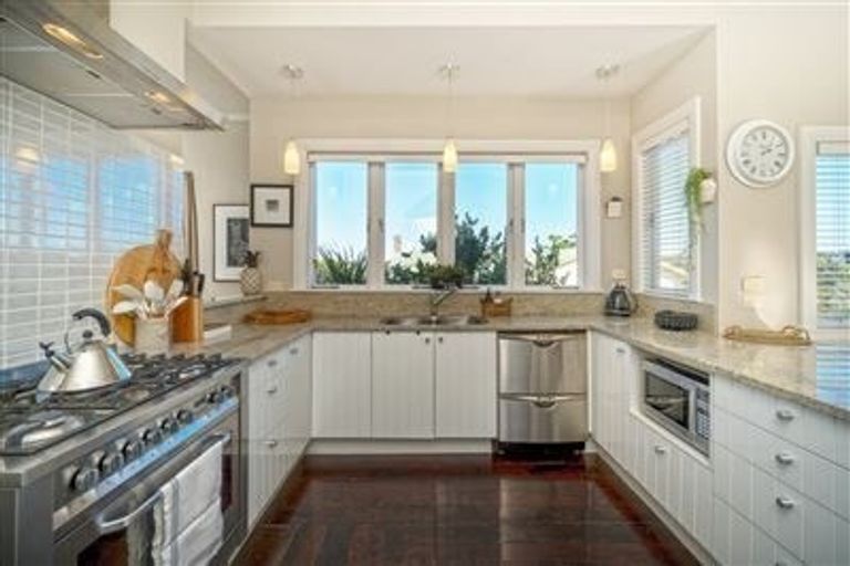 Photo of property in 1/41 Seaview Avenue, Northcote, Auckland, 0627