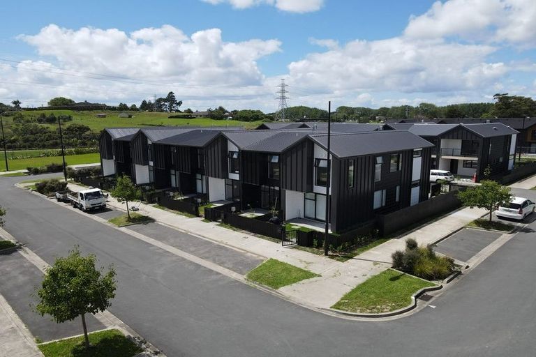 Photo of property in 12 Tuputupu Drive, Kumeu, 0810