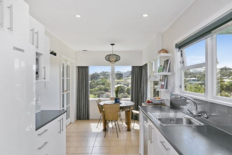 Photo of property in 9 Blandford Way, Newlands, Wellington, 6037