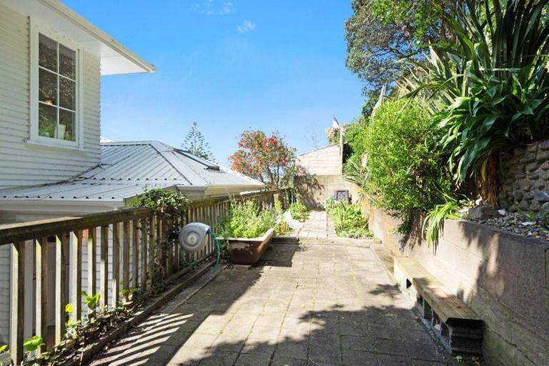 Photo of property in 115 Breaker Bay Road, Breaker Bay, Wellington, 6022