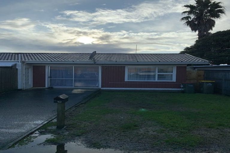 Photo of property in 2/10 Ron Keat Drive, Papakura, 2110