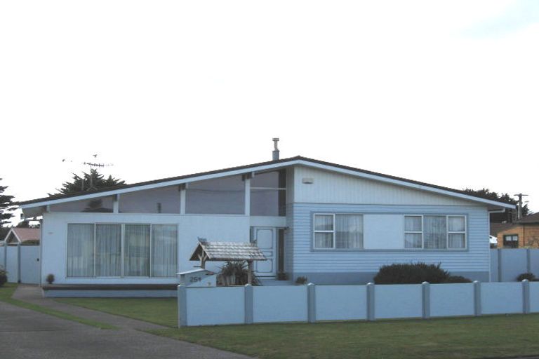 Photo of property in 254 Cornfoot Street, Castlecliff, Whanganui, 4501