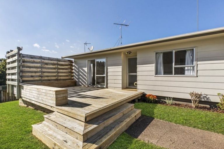 Photo of property in 2/8 Helena Street, Massey, Auckland, 0614