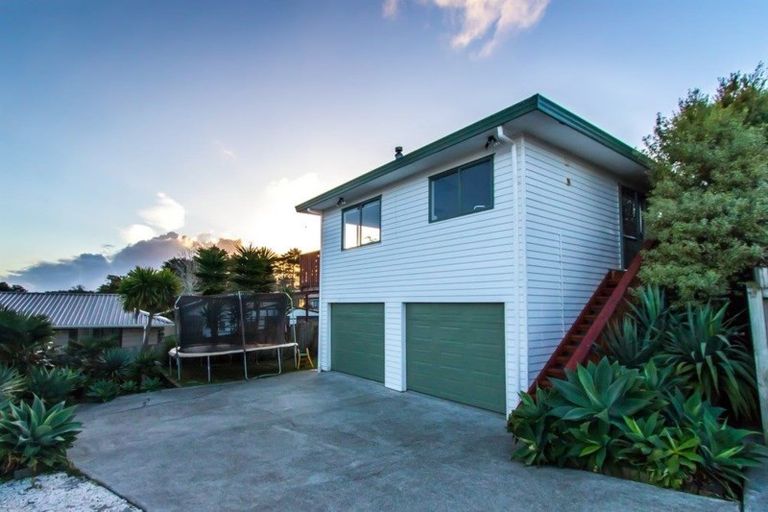 Photo of property in 8a Edgware Road, West Harbour, Auckland, 0618