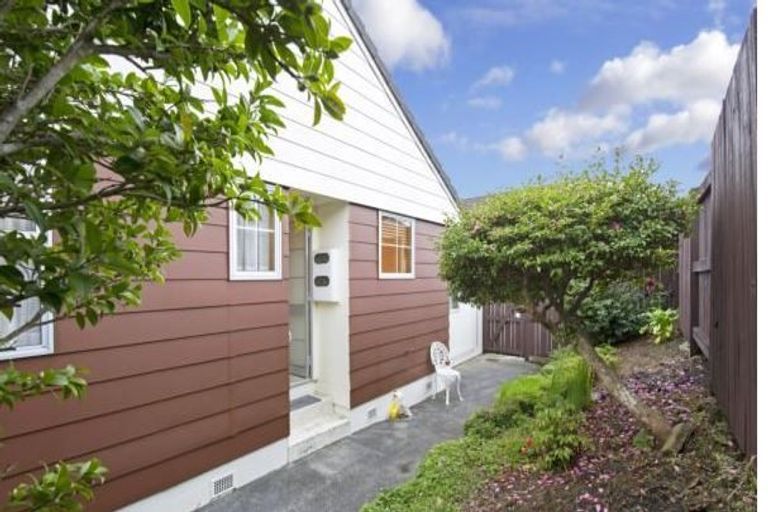 Photo of property in 2/3 Benygloe Place, Highland Park, Auckland, 2010
