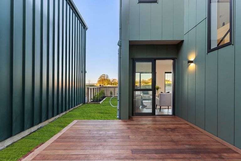 Photo of property in 33 Karaka Village Parade, Karaka, 2580