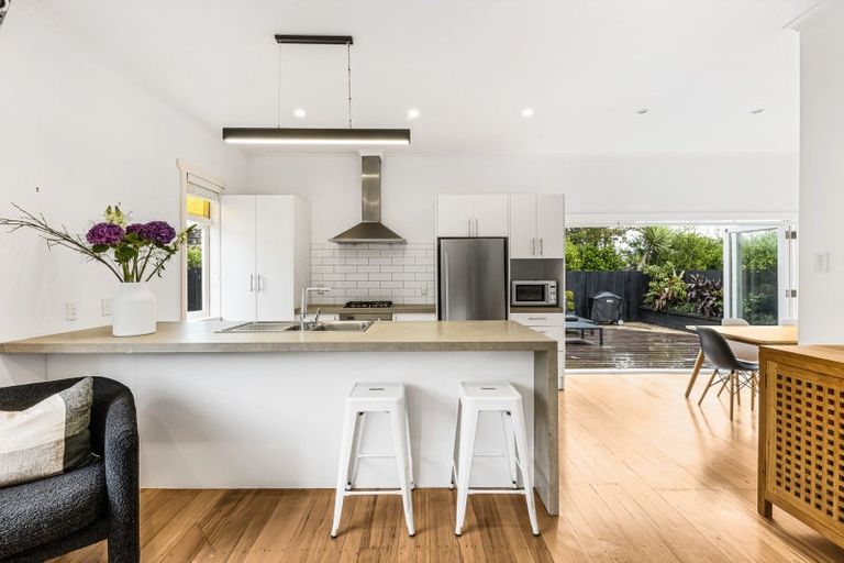 Photo of property in 2/42 Walmer Road, Point Chevalier, Auckland, 1022