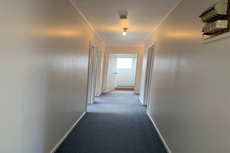 Photo of property in 2/25 Edgware Road, West Harbour, Auckland, 0618