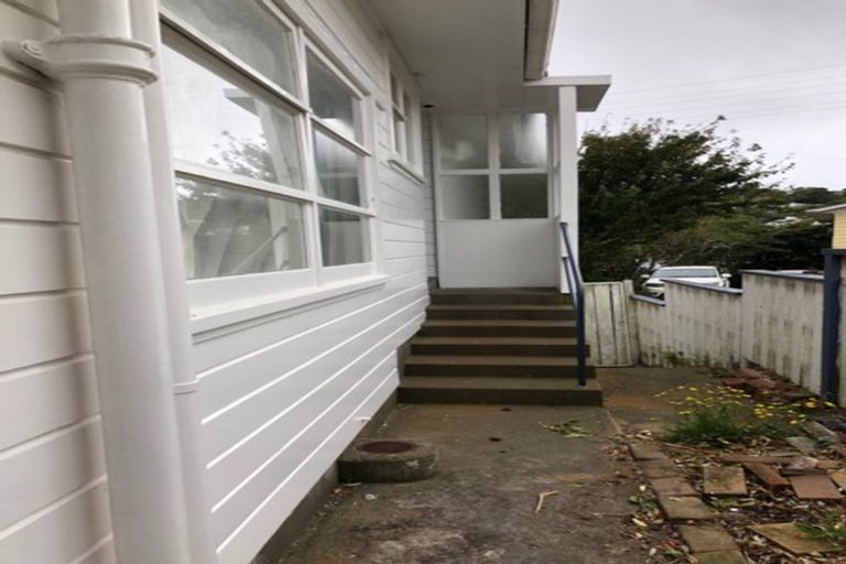 Photo of property in 15 Bancroft Terrace, Newlands, Wellington, 6037