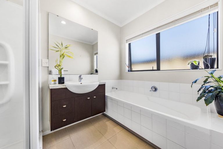 Photo of property in 11 Allerton Place, Wattle Downs, Auckland, 2103