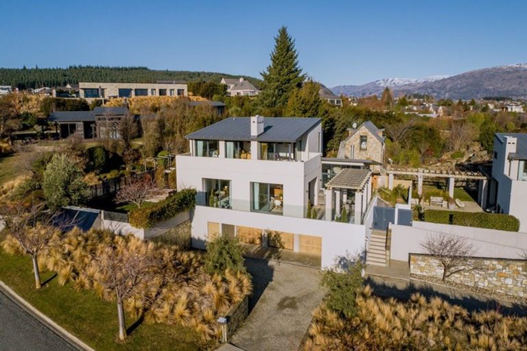 Photo of property in 8b Minaret Ridge, Wanaka, 9305