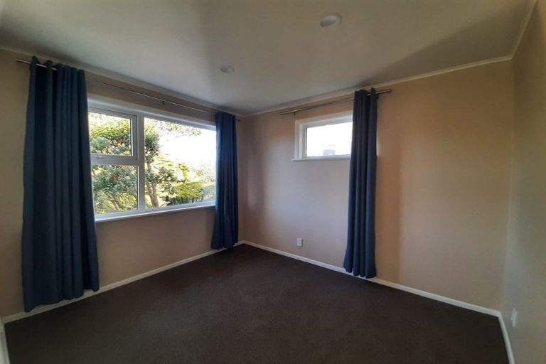 Photo of property in 6 Blandford Way, Newlands, Wellington, 6037