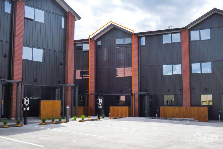 Photo of property in 9/10 Wilsher Crescent, Henderson, Auckland, 0612