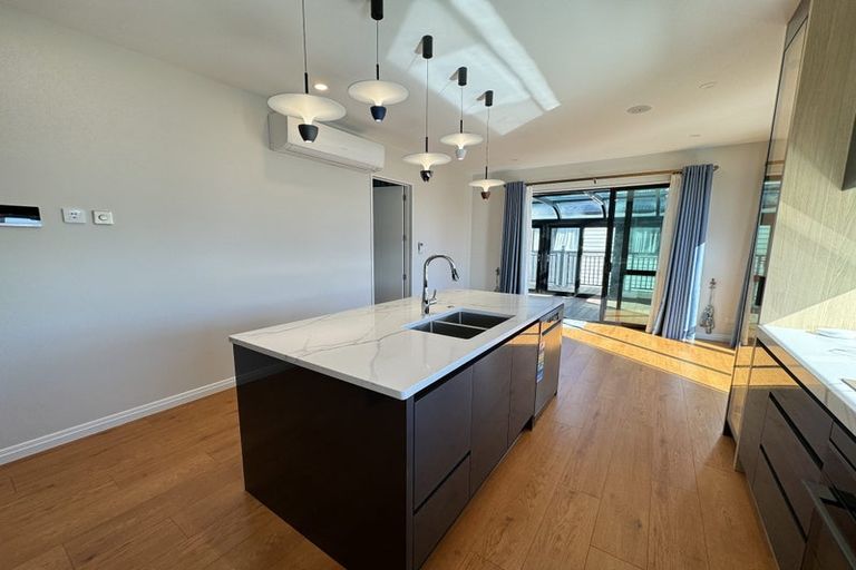 Photo of property in 37 Michael Bosher Way, Flat Bush, Auckland, 2019