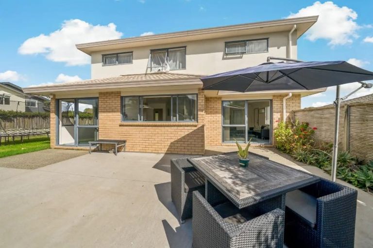 Photo of property in 14 Watervista Place, Mangere Bridge, Auckland, 2022