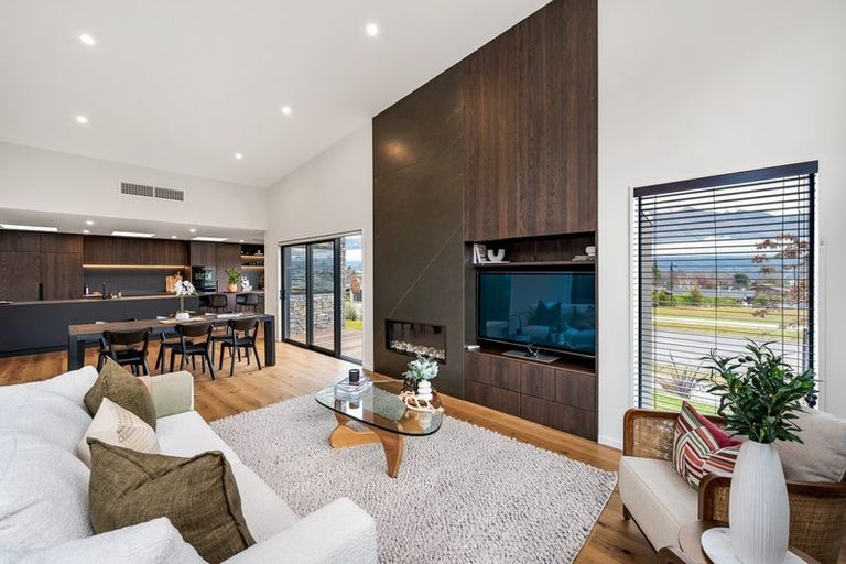 Photo of property in 72 Kirimoko Crescent, Wanaka, 9305
