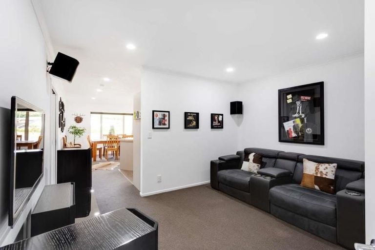 Photo of property in 18 Mcewen Crescent, Riverstone Terraces, Upper Hutt, 5018
