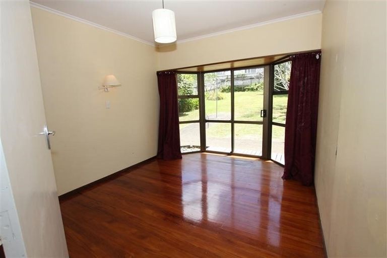 Photo of property in 24 Glenfern Road, Mellons Bay, Auckland, 2014