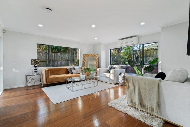 Photo of property in 43 Glenveagh Park Drive, Weymouth, Auckland, 2103