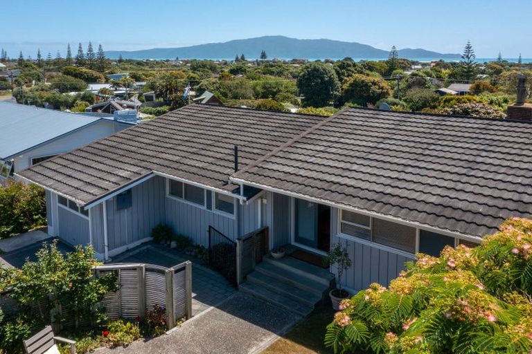 Photo of property in 7 Kawau Grove, Waikanae Beach, Waikanae, 5036