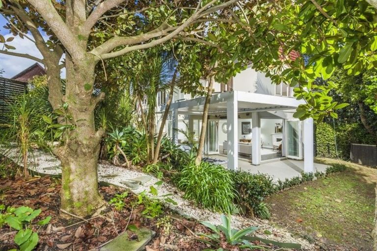 Photo of property in 72b Parr Terrace, Castor Bay, Auckland, 0620