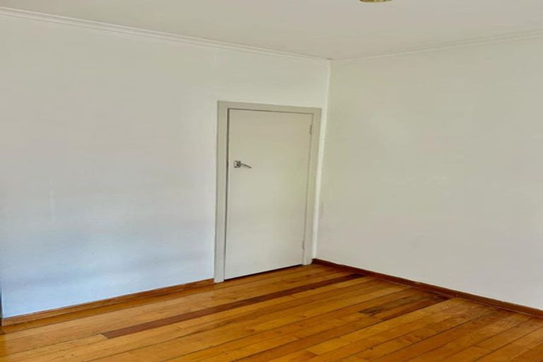 Photo of property in 32 Raleigh Road, Northcote, Auckland, 0627