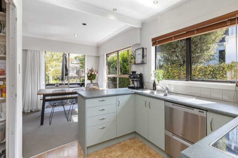 Photo of property in 2 Hartles Place, Mellons Bay, Auckland, 2014