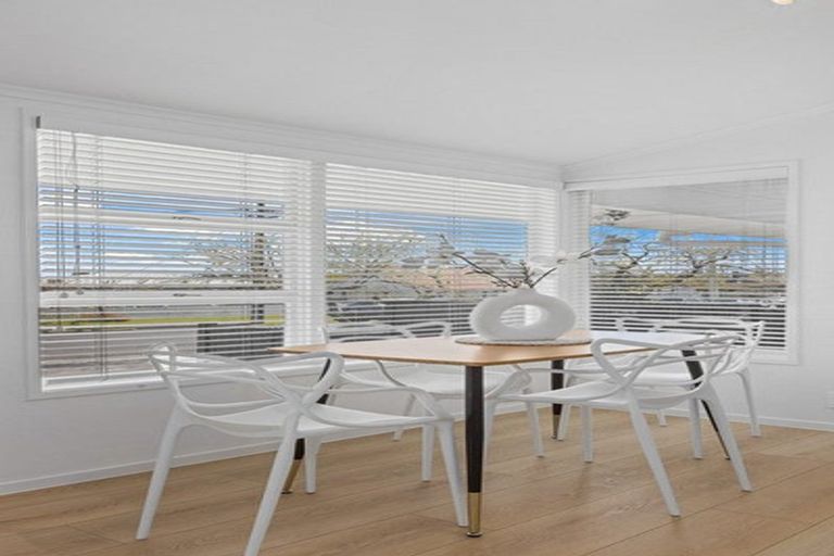 Photo of property in 3/50 Old Lake Road, Narrow Neck, Auckland, 0624