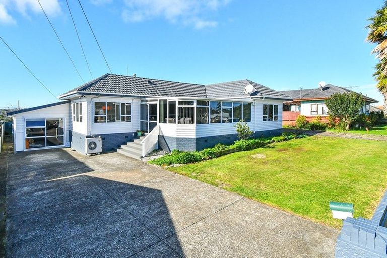 Photo of property in 16 Ranfurly Road, Papatoetoe, Auckland, 2104