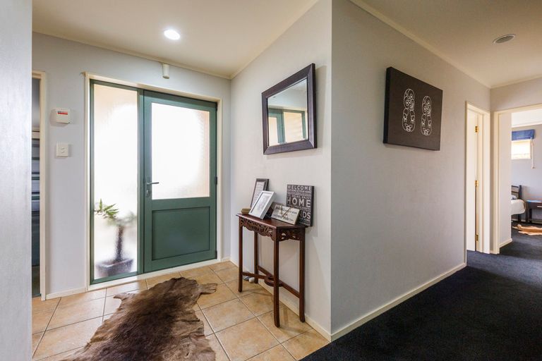 Photo of property in 3 Logan Way, Kelvin Grove, Palmerston North, 4414