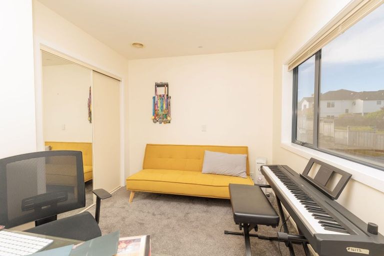 Photo of property in 18 Bennett Grove, Newlands, Wellington, 6037