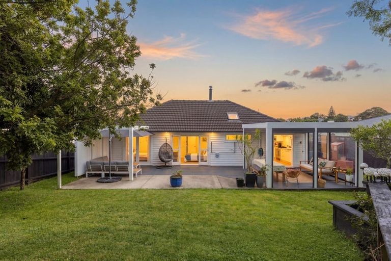 Photo of property in 70 Selwyn Crescent, Forrest Hill, Auckland, 0620