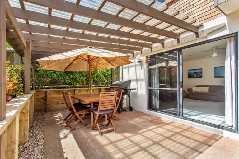 Photo of property in 6 Ferntree Terrace, West Harbour, Auckland, 0618