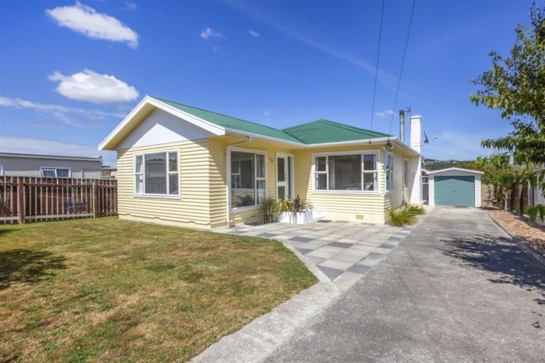 Photo of property in 8 Kapiti Crescent, Titahi Bay, Porirua, 5022