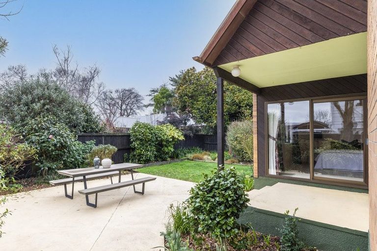 Photo of property in 21 Dunrobin Place, Avonhead, Christchurch, 8042