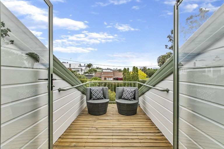 Photo of property in 36 Wairoa Road, Narrow Neck, Auckland, 0624