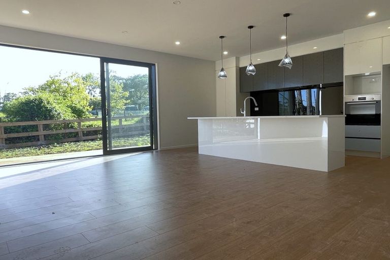 Photo of property in 84 Station Road, Kumeu, 0891