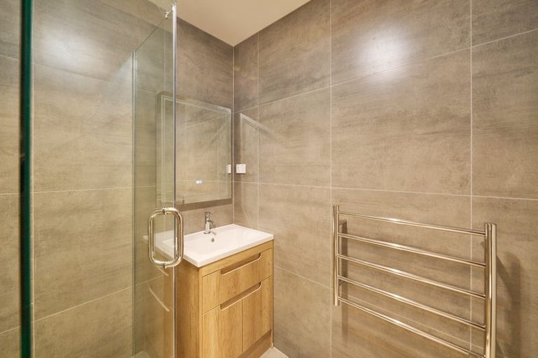 Photo of property in 2/143 Carlisle Road, Northcross, Auckland, 0632