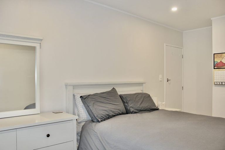 Photo of property in 2/70 Kaurilands Road, Titirangi, Auckland, 0604