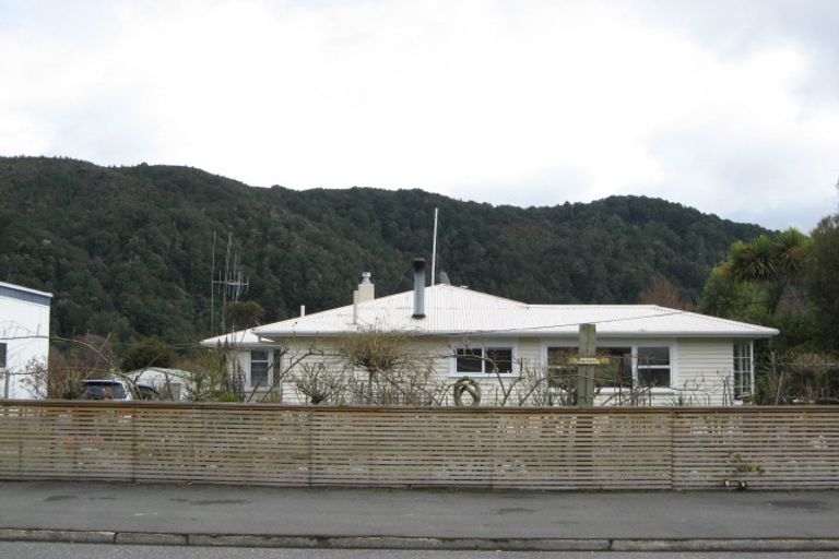 Photo of property in 122 Fairfax Street, Murchison, 7007