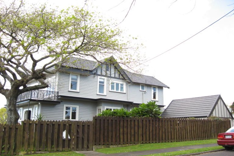 Photo of property in 4 Leatham Avenue, Strandon, New Plymouth, 4312