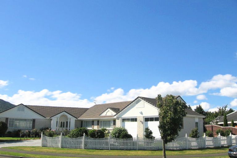 Photo of property in 19 Comeskey Grove, Elderslea, Upper Hutt, 5018